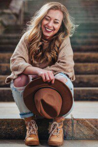 woman sittin and laughing